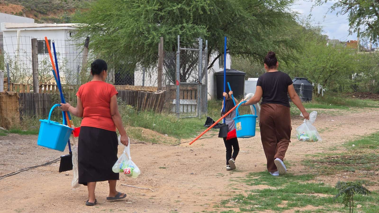 Entregan apoyos a familias de colonias Huizaches y Luis Donaldo Colosio