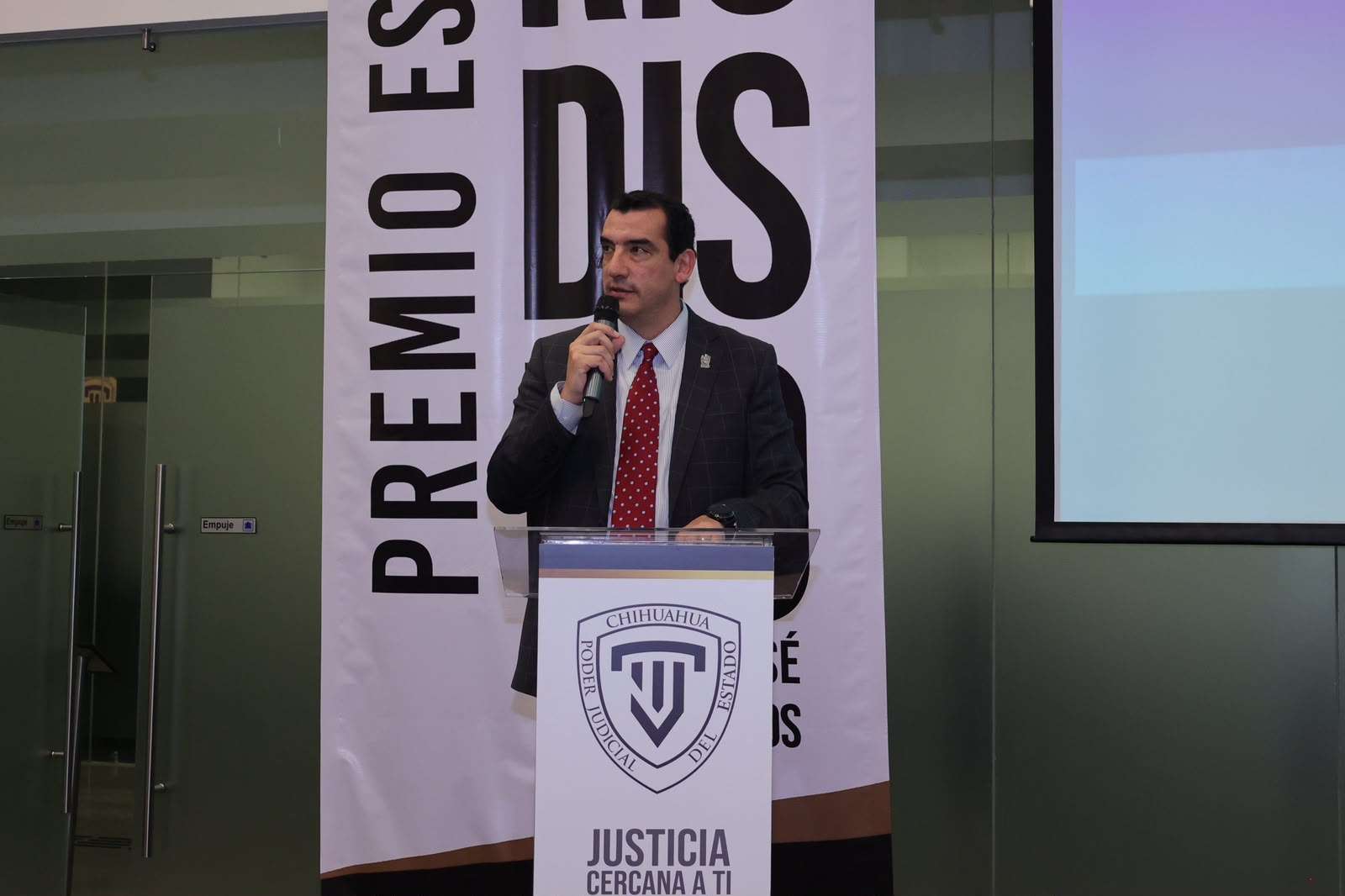 Preside René Chavira el Premio Estatal de Periodismo José Vasconcelos