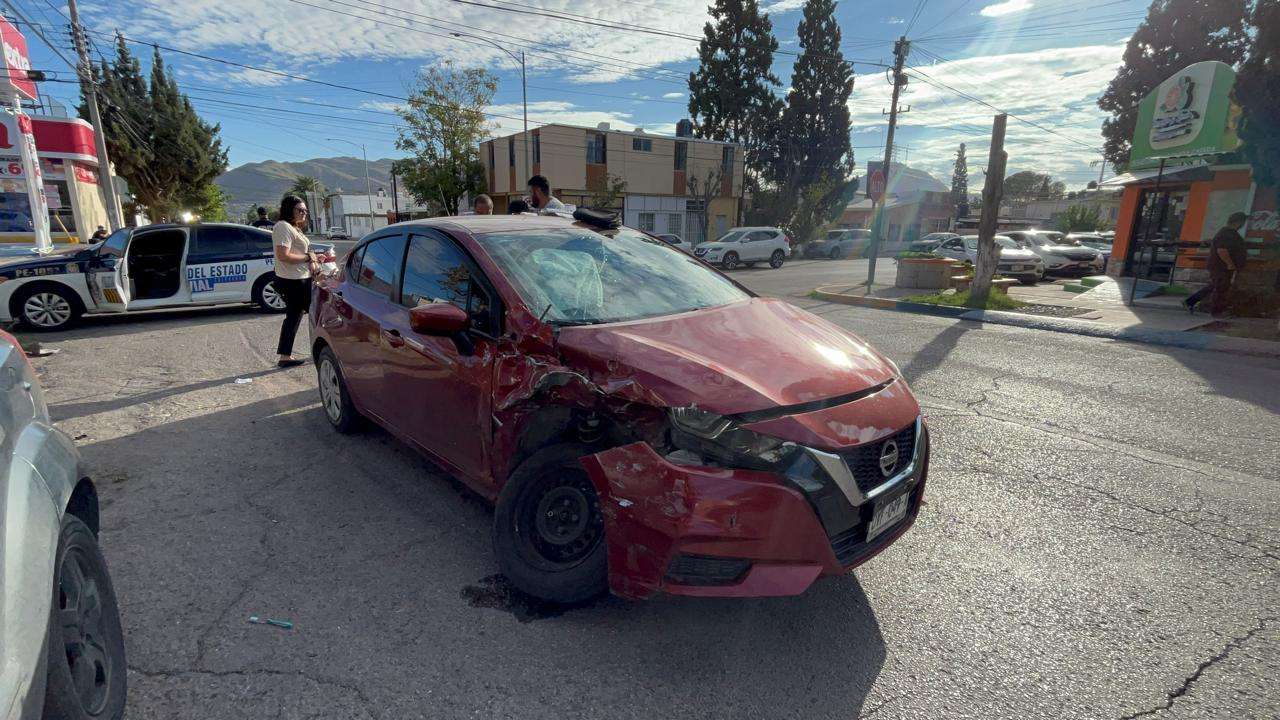 Choca por omitir alto en la Santo Niño; hay una mujer herida 