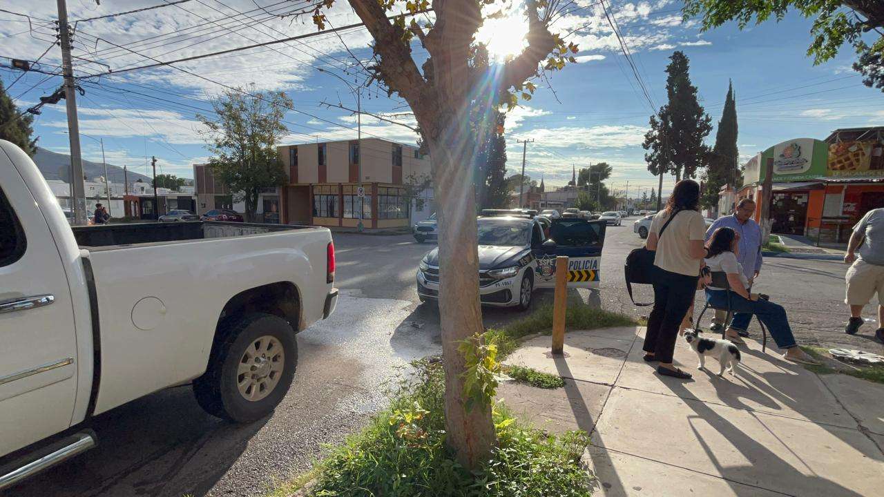 Choca por omitir alto en la Santo Niño; hay una mujer herida 