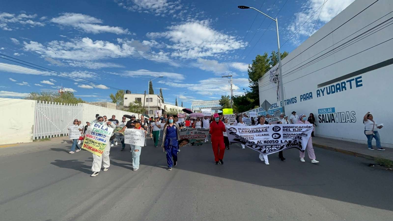 Exigen trabajadores del Imss destitución de líder sindical