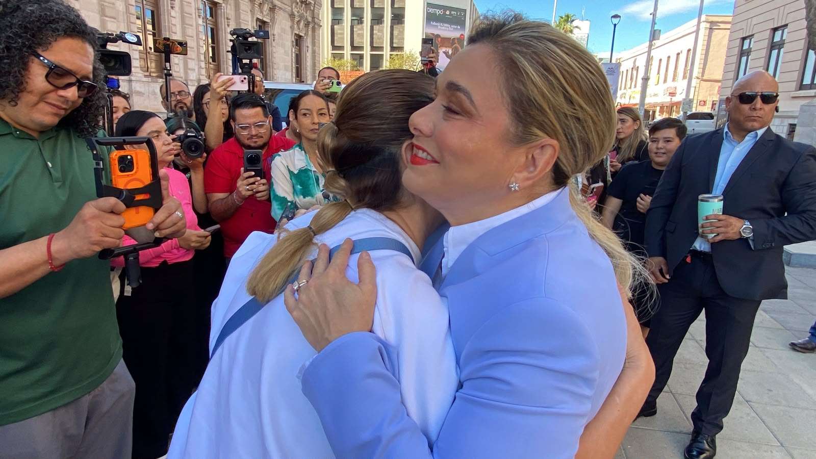 Convive Maru con estudiantes frente a Palacio de Gobierno 