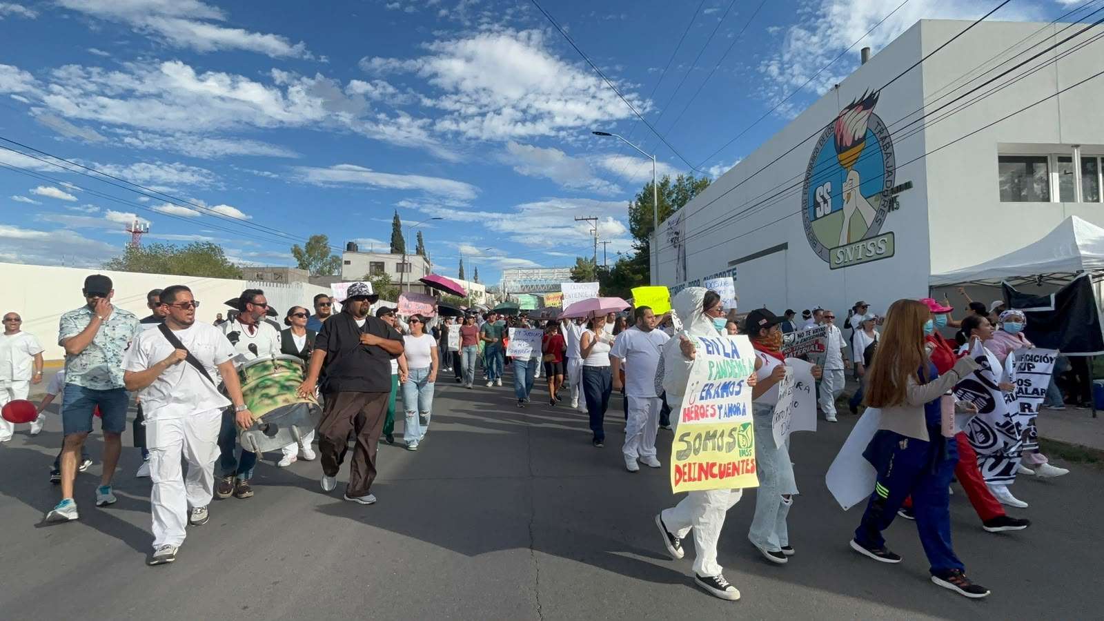 Exigen trabajadores del Imss destitución de líder sindical