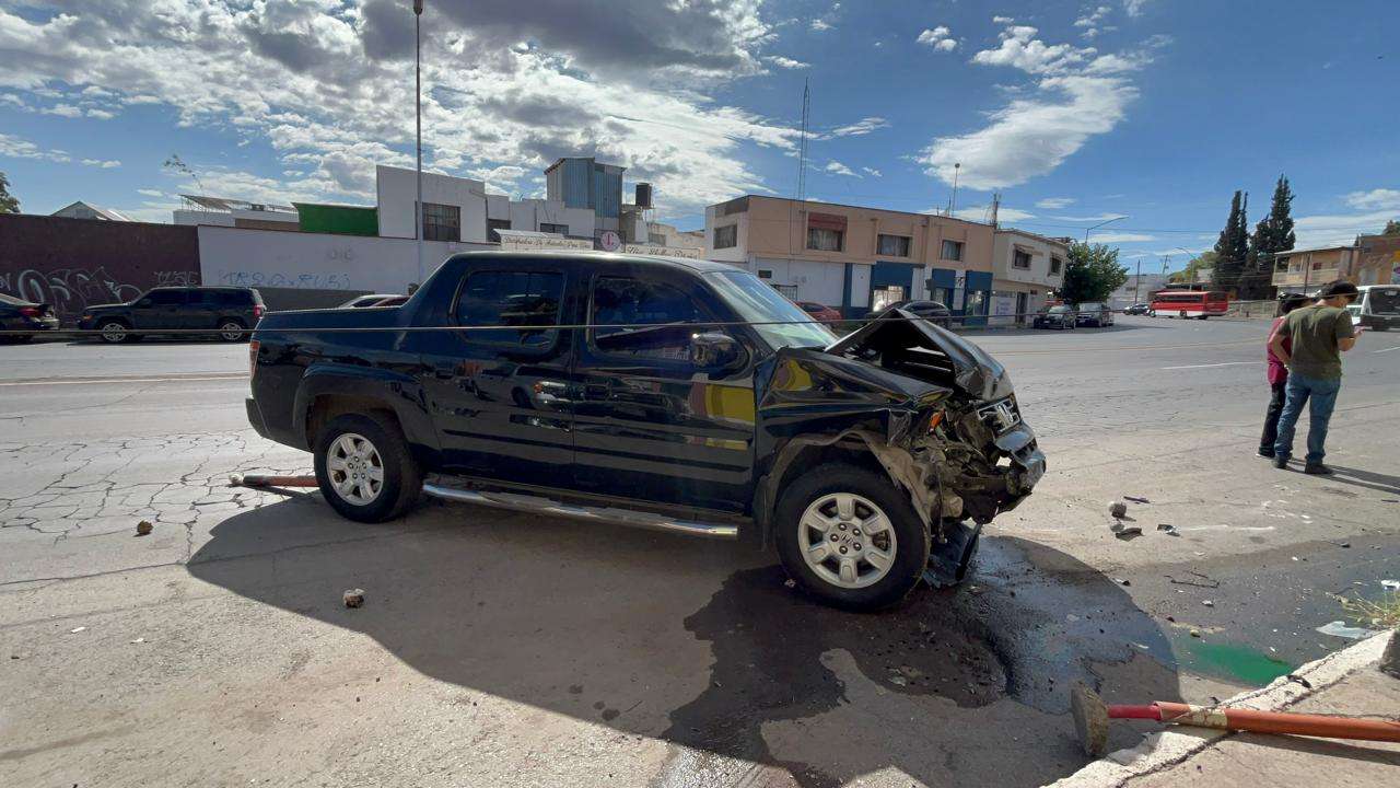 Derriba poste después de chocar