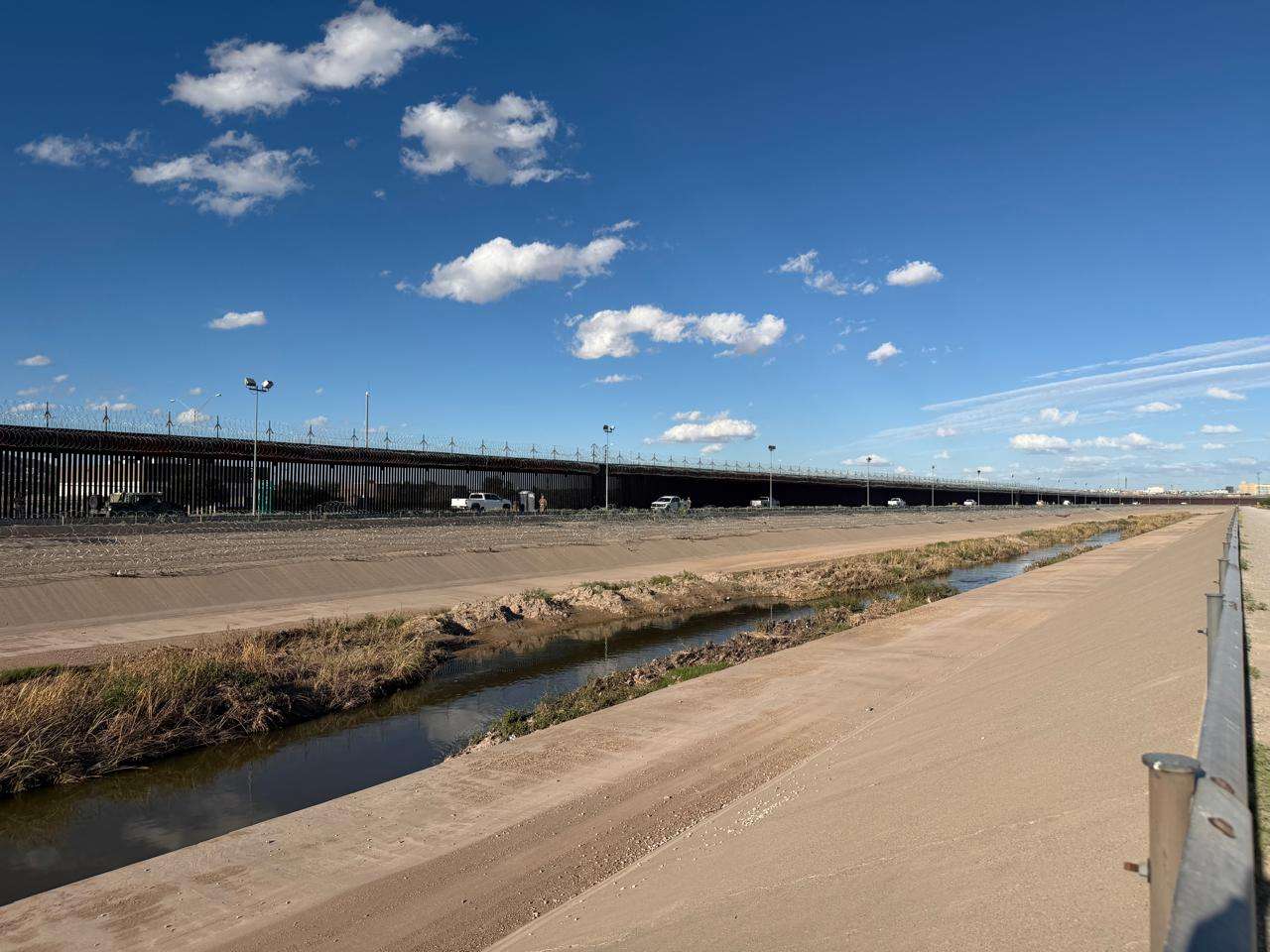 Captan caravana de 25 vehículos militares estadounidenses junto al muro fronterizo 