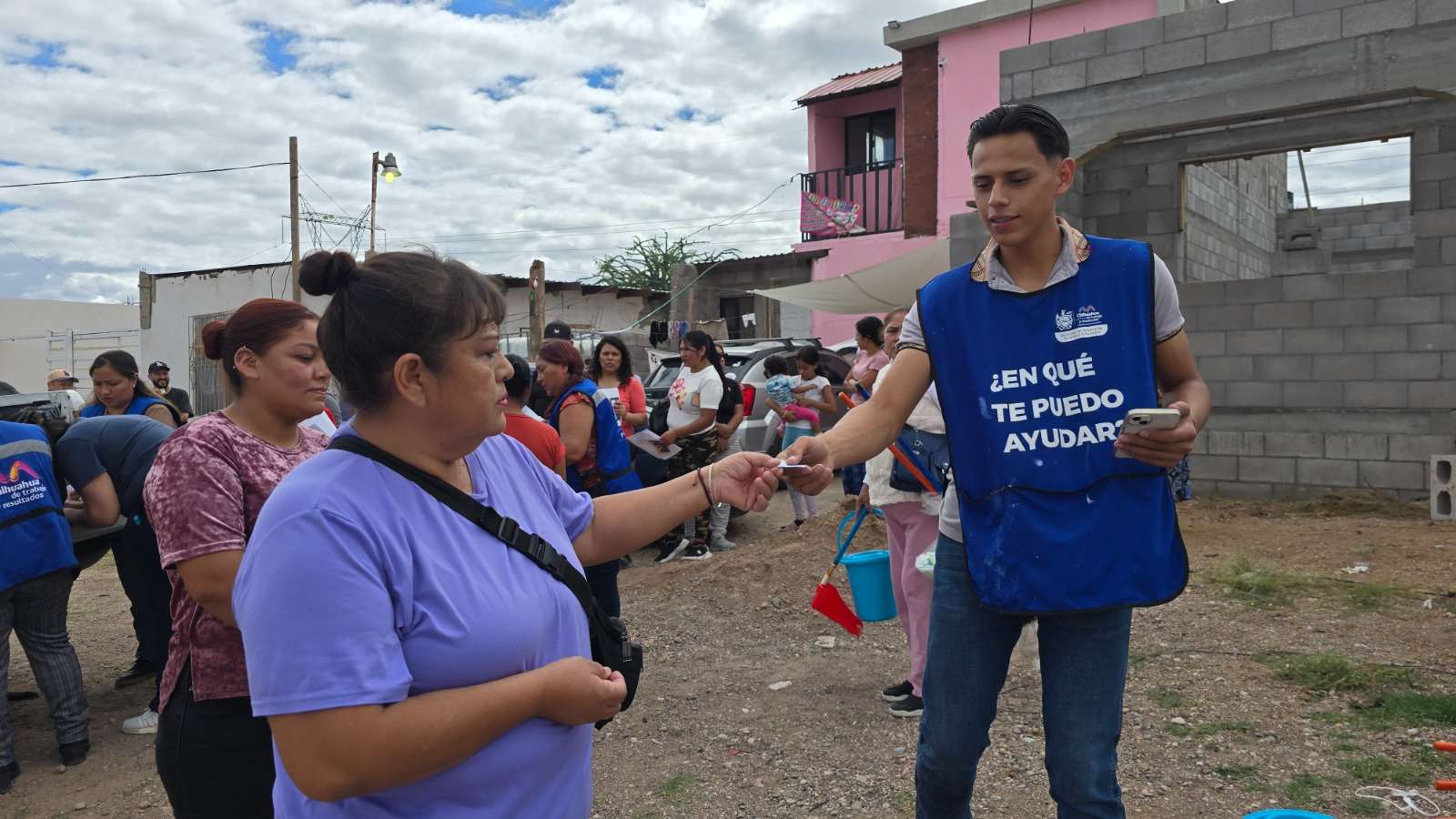 Entregan apoyos a familias de colonias Huizaches y Luis Donaldo Colosio