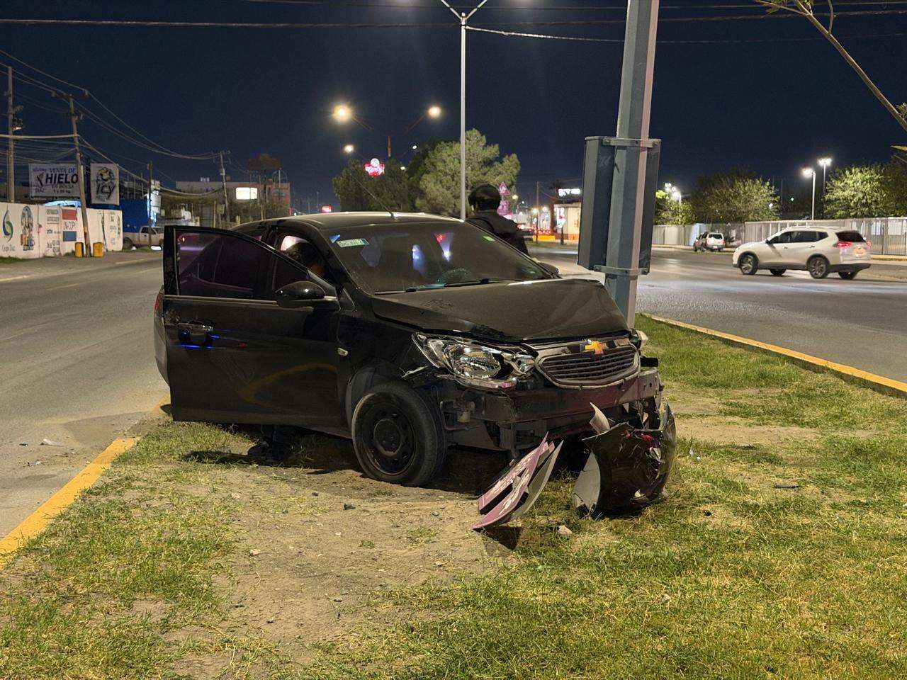 Choca auto contra tráiler y termina incrustado en un arbotante