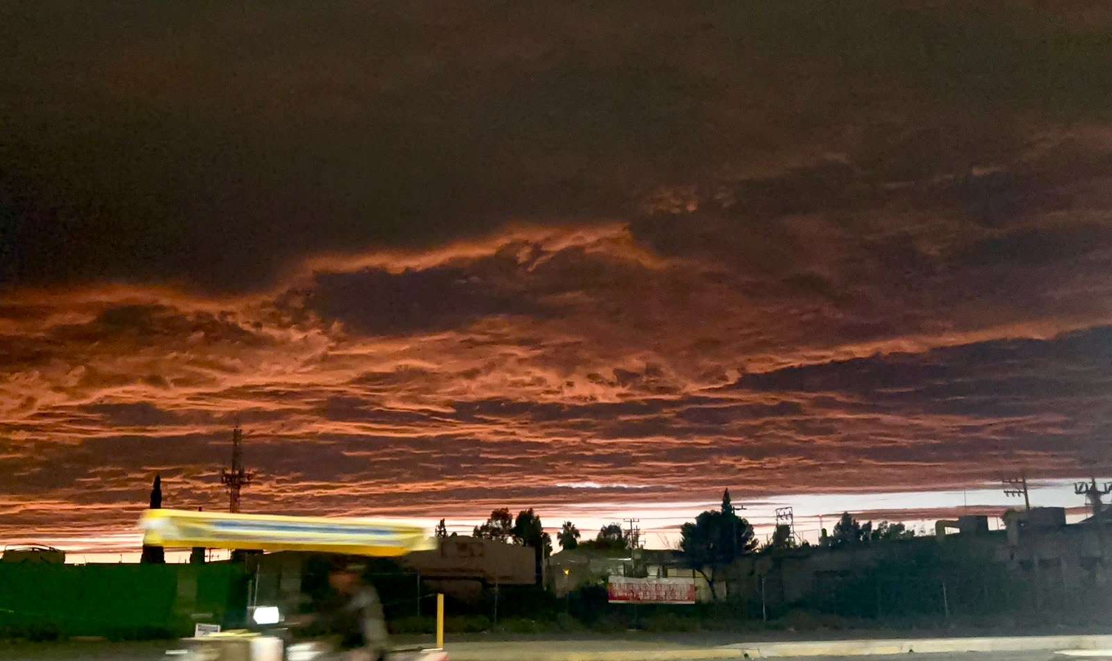 Adquiere cielo de Chihuahua tonalidad rojizo cálido