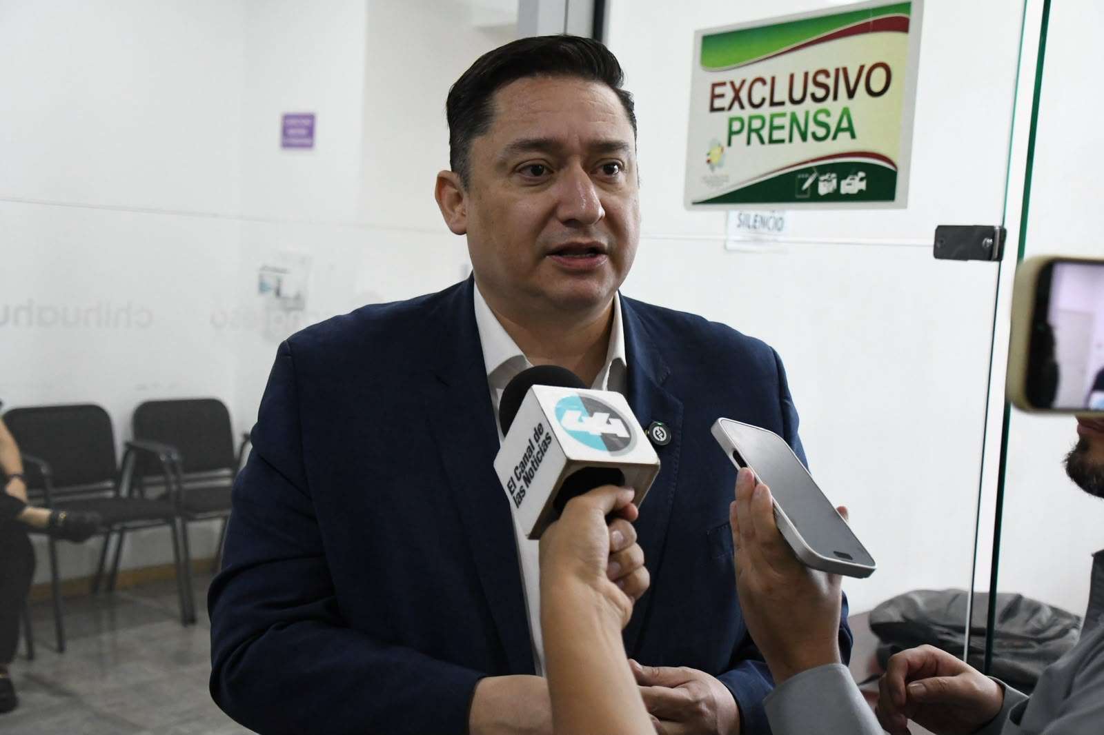 Exige Alfredo Chávez renuncia de Zoé Robledo ante crisis en el Imss