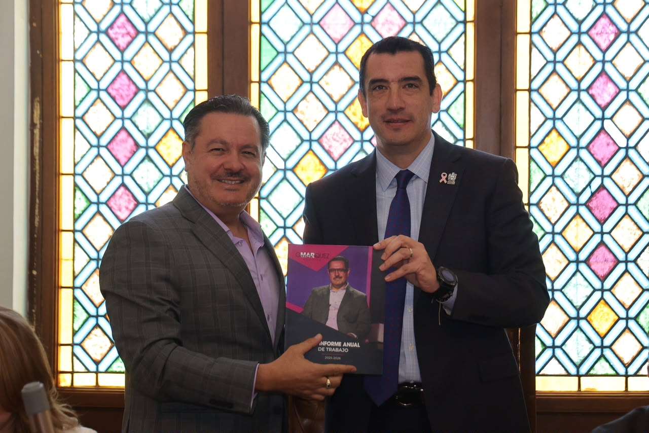 Entregan regidores a René Chavira su segundo informe de labores 