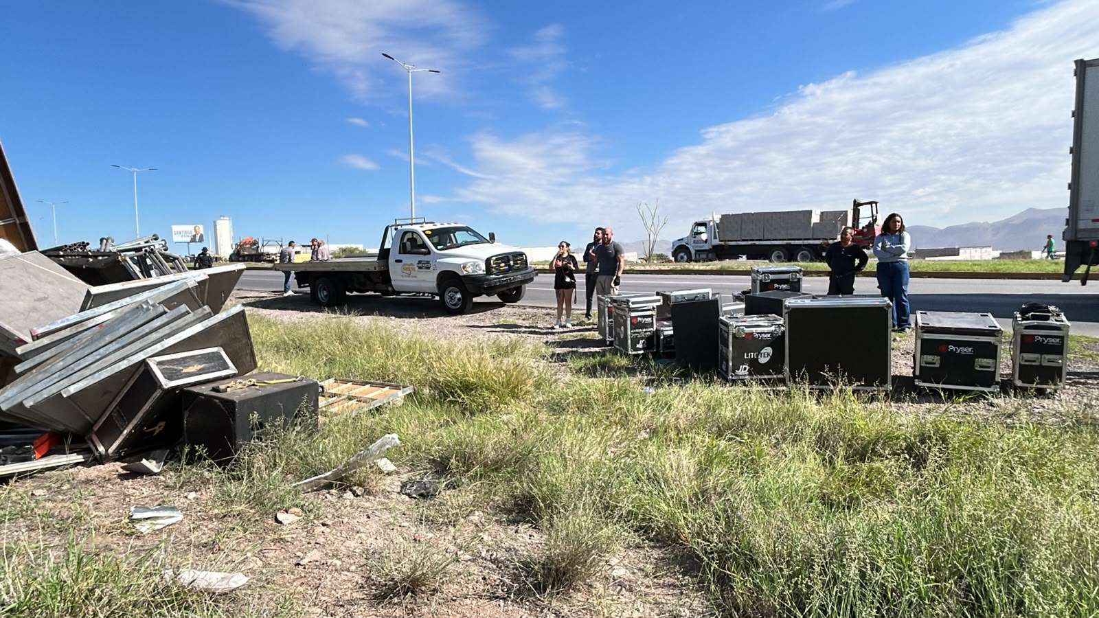 Vuelca camión cargado con equipo de sonido en carretera a Juárez