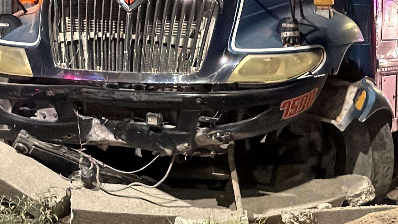 Choca transporte público contra jardineras en la Panamericana