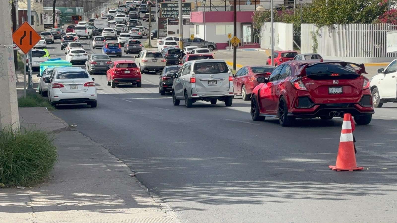 Bloquean empleados del Imss carril de la Independencia 