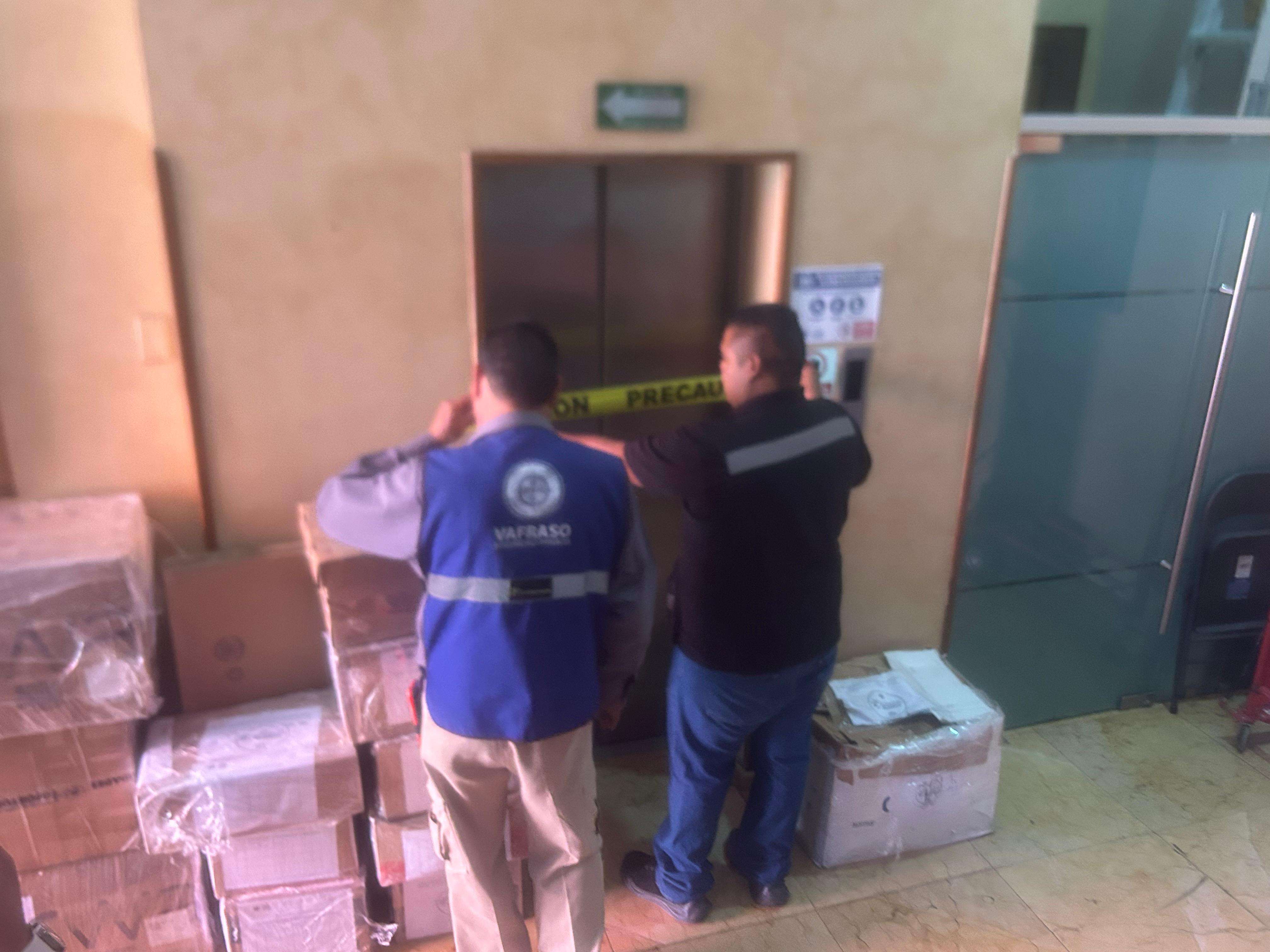 Queda atrapada empleada del municipio en elevador