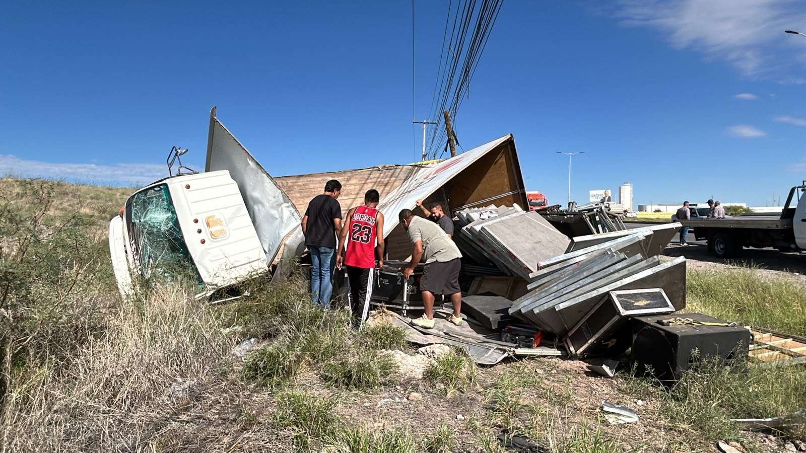 Vuelca camión cargado con equipo de sonido en carretera a Juárez 