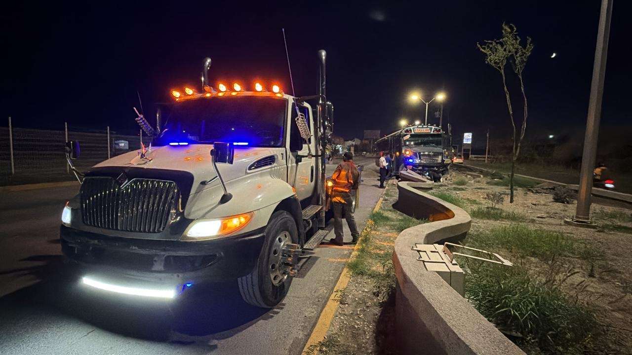 Choca transporte público contra jardineras en la Panamericana