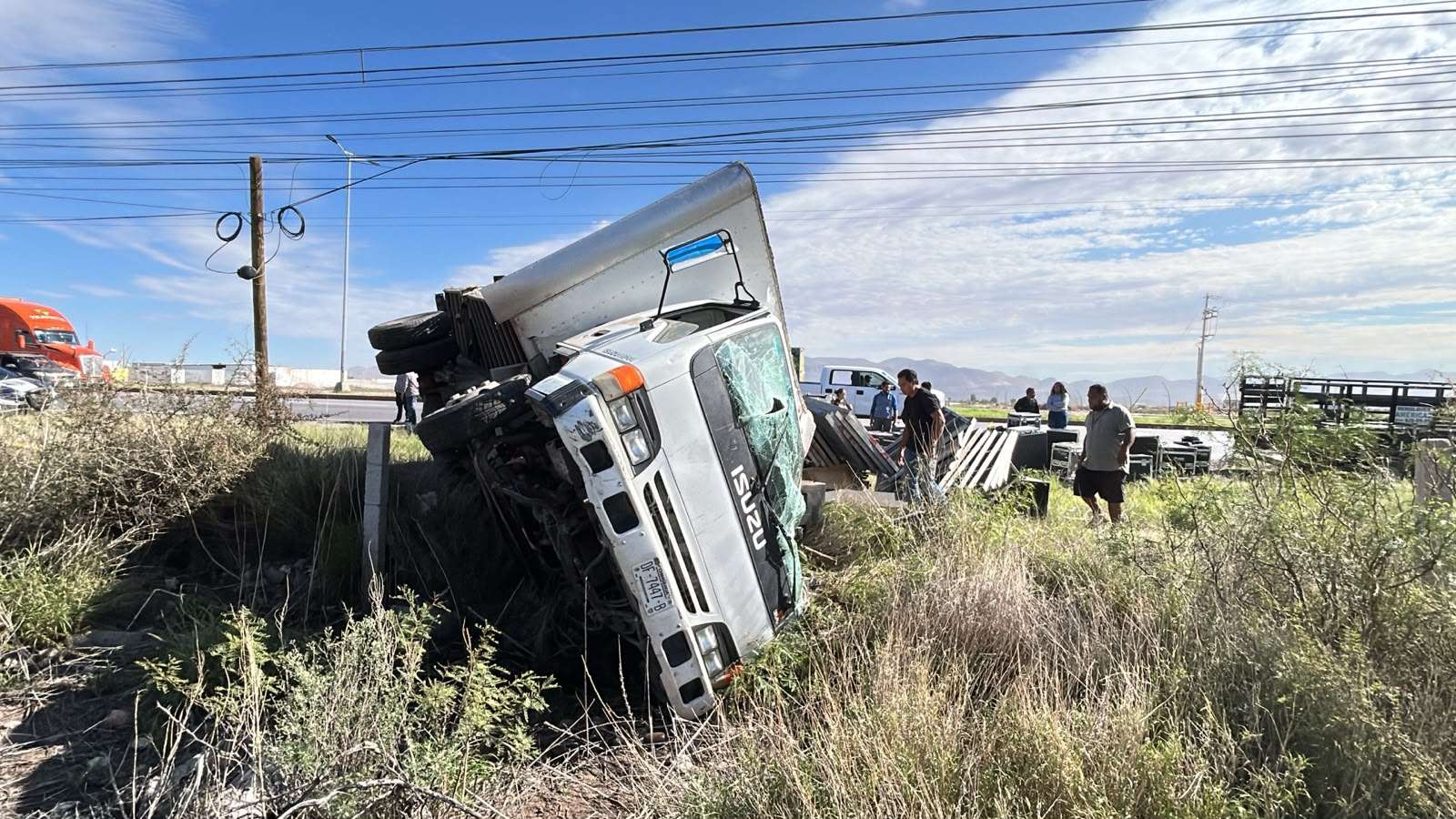 Vuelca camión cargado con equipo de sonido en carretera a Juárez