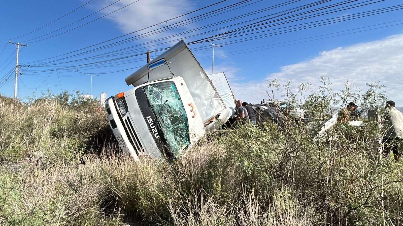 Vuelca camión cargado con equipo de sonido en carretera a Juárez