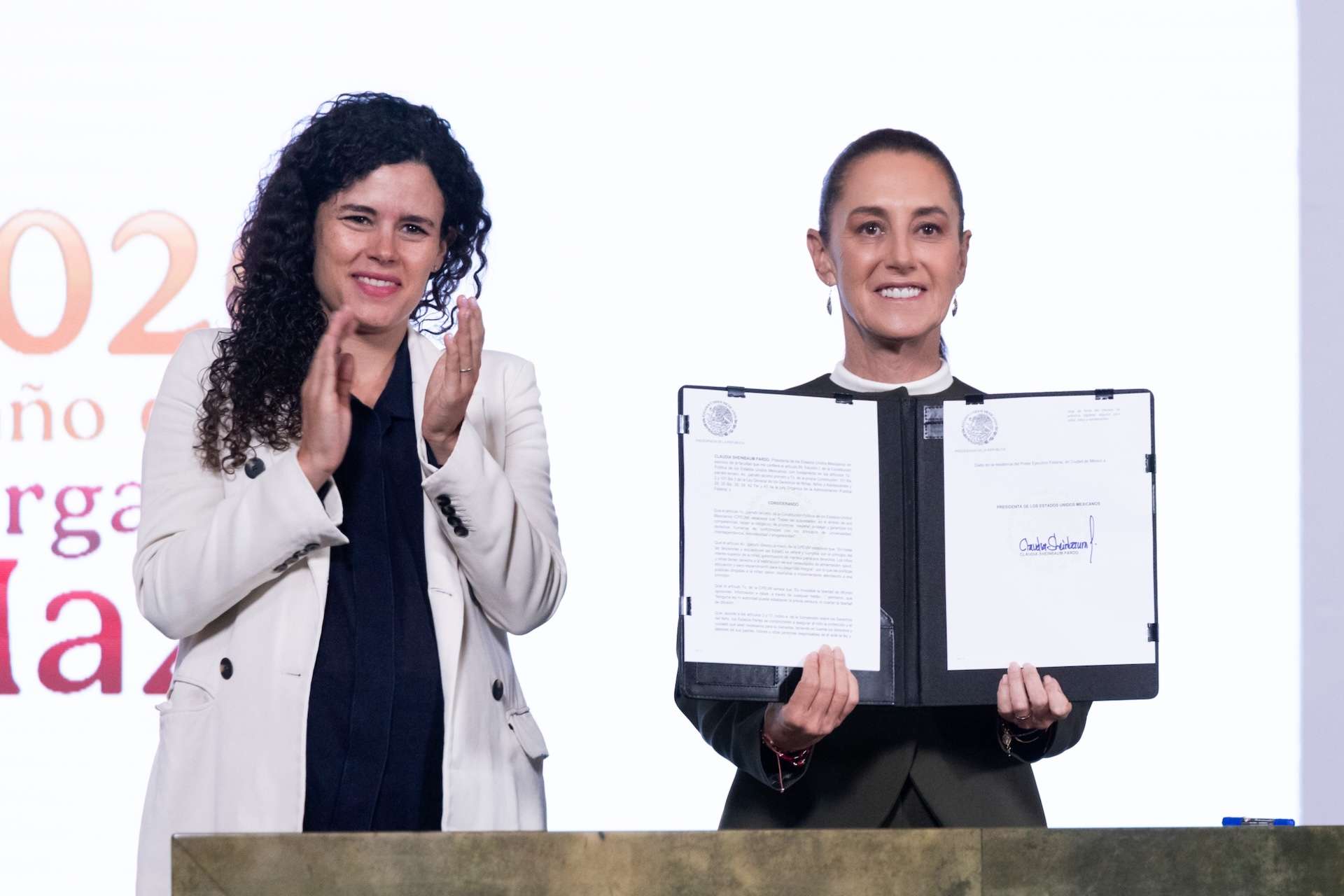 Firma Sheinbaum decreto contra violencia digital en redes sociales