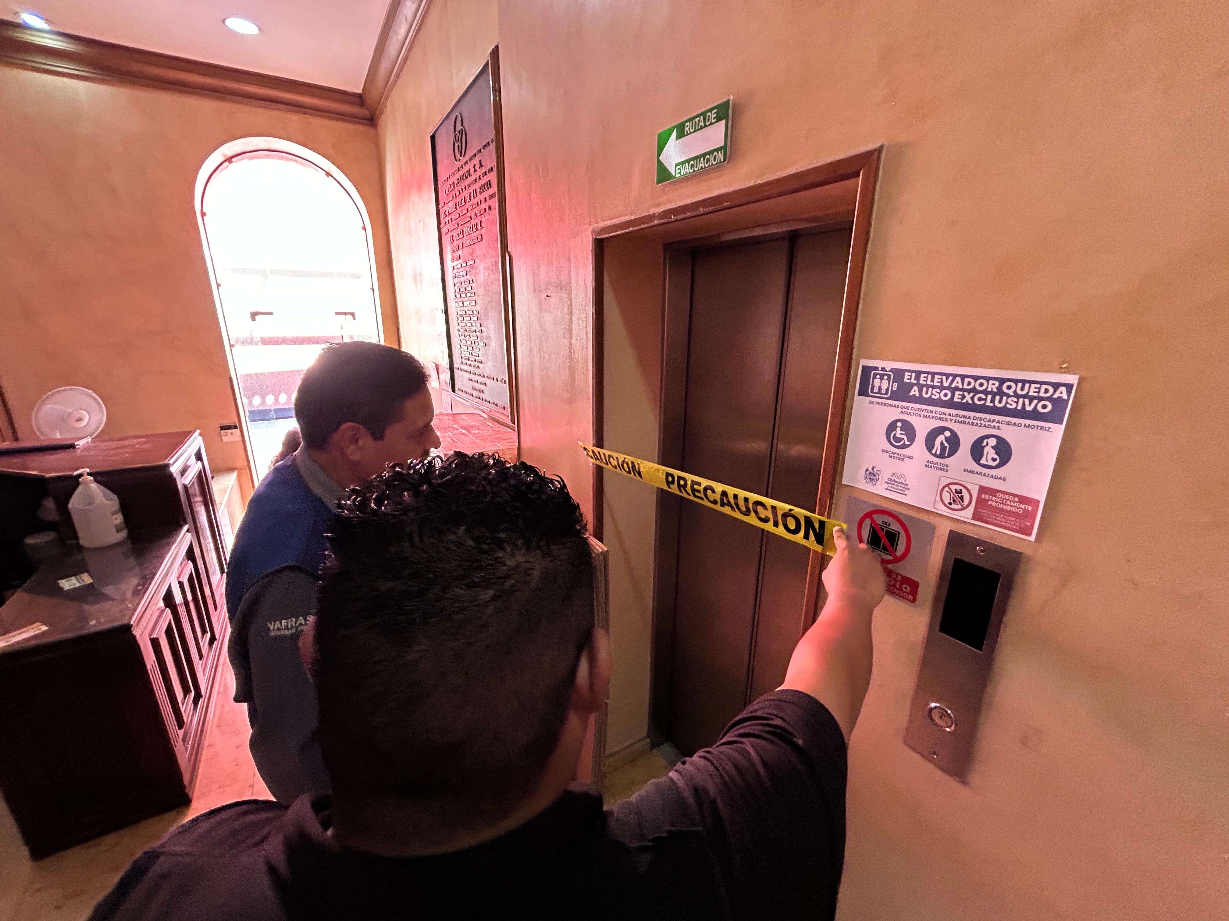Queda atrapada empleada del municipio en elevador