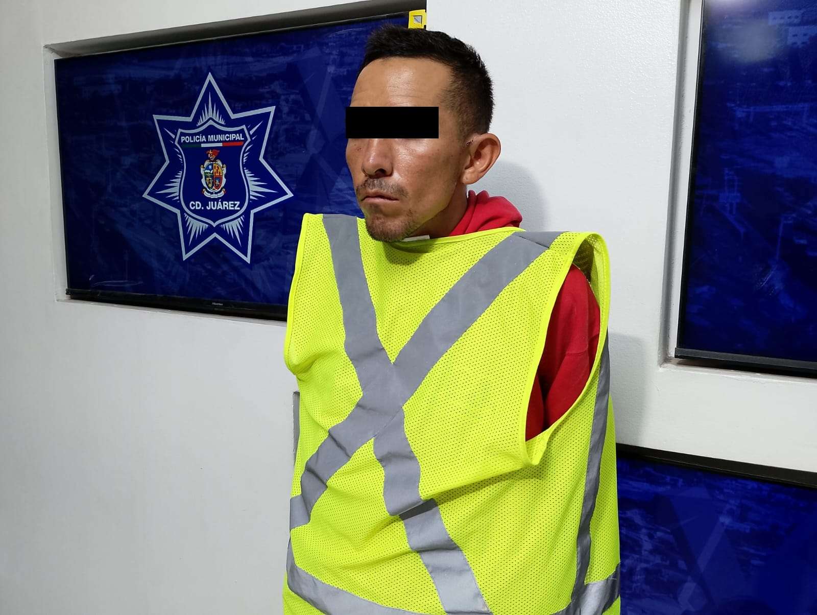 Lo arrestan robando partes de camioneta robada
