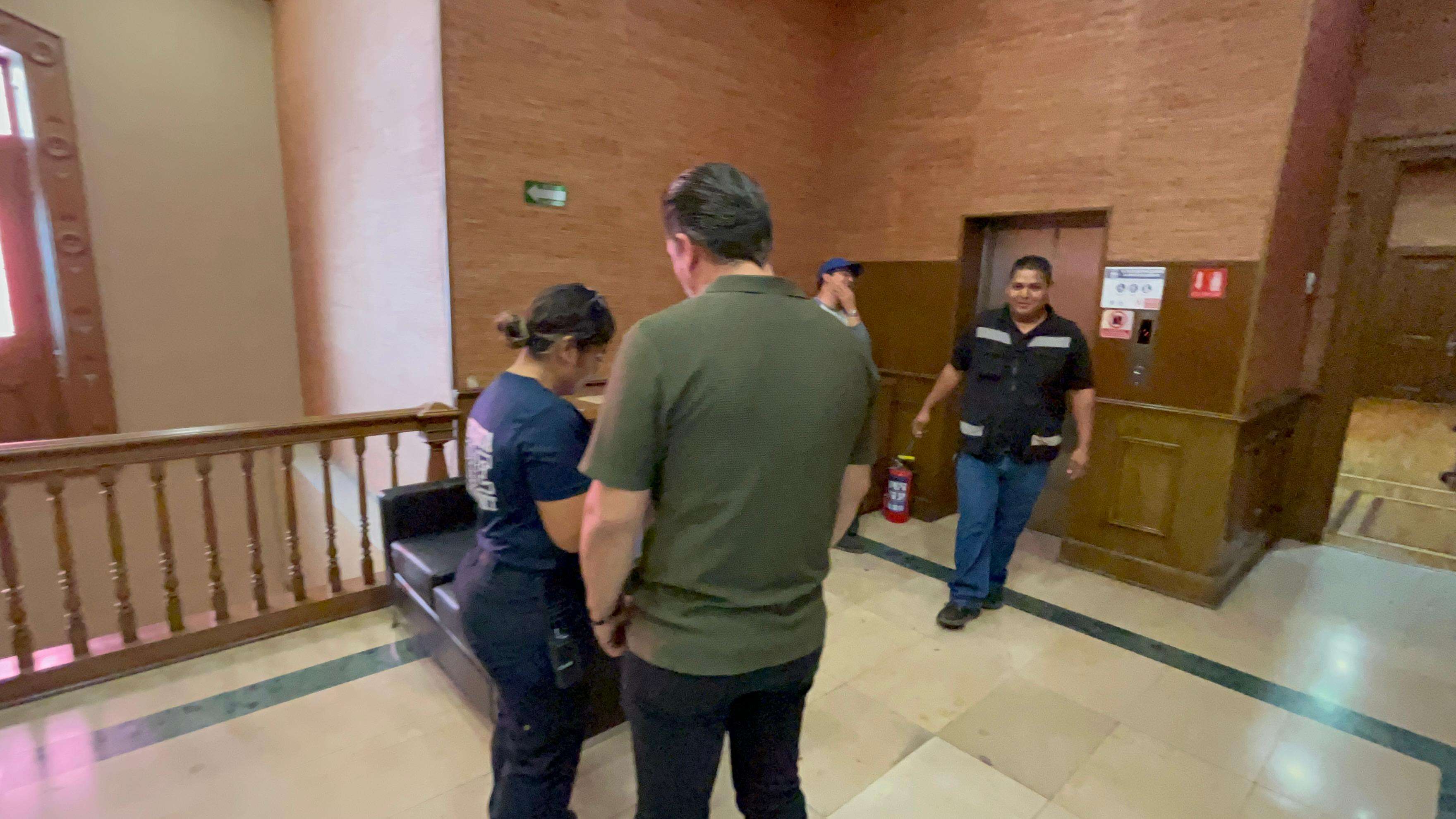 Queda atrapada empleada del municipio en elevador