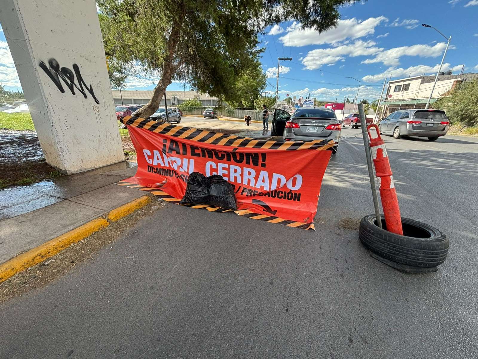 Bloquean empleados del Imss carril de la Independencia 