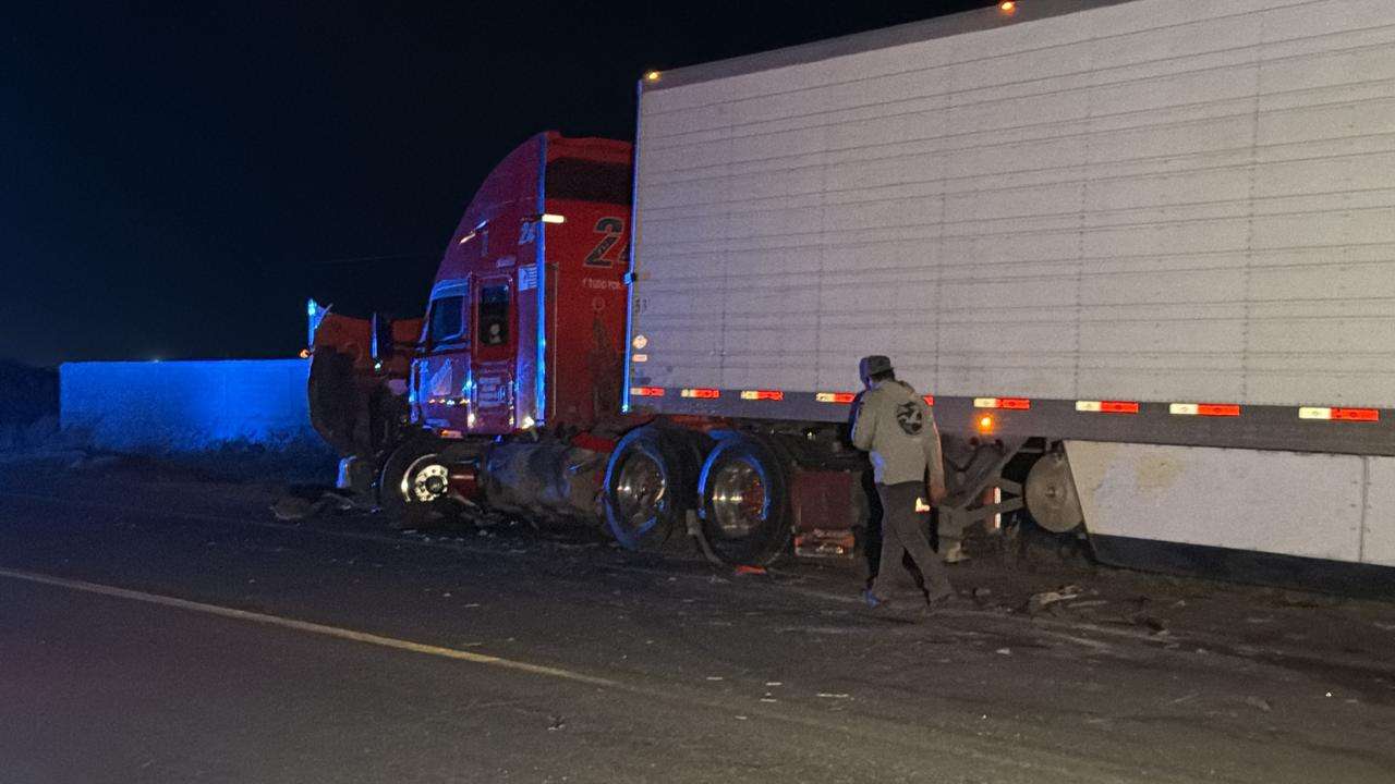 Queda conductor gravemente herido tras choque contra tráiler en carretera Juárez-Casas Grandes