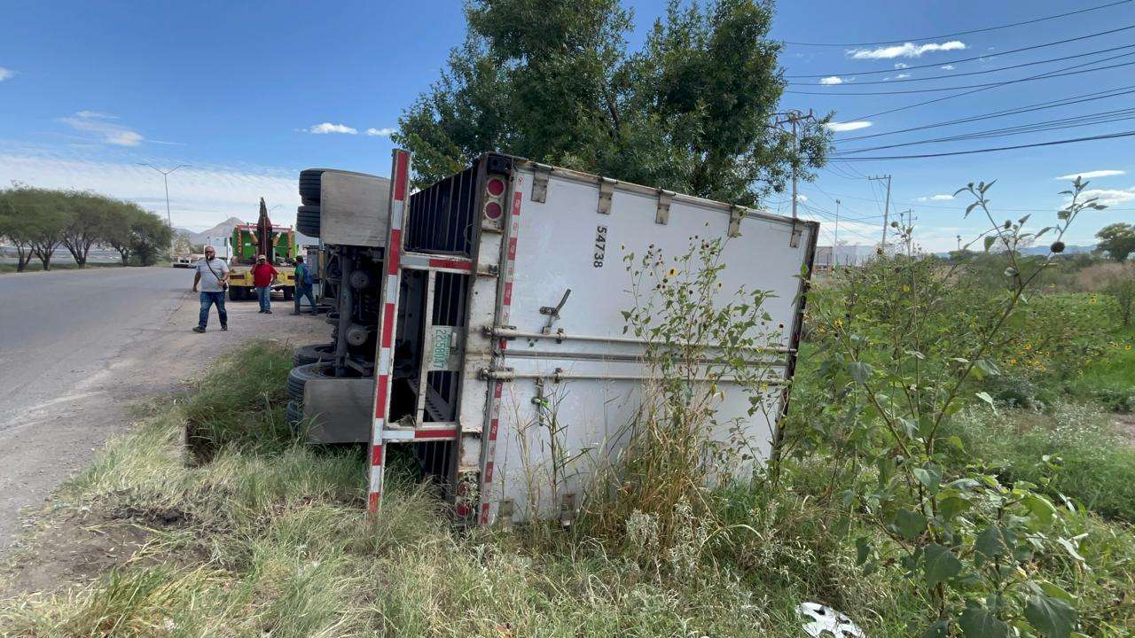Vuelca tráiler en el Lombardo Toledano