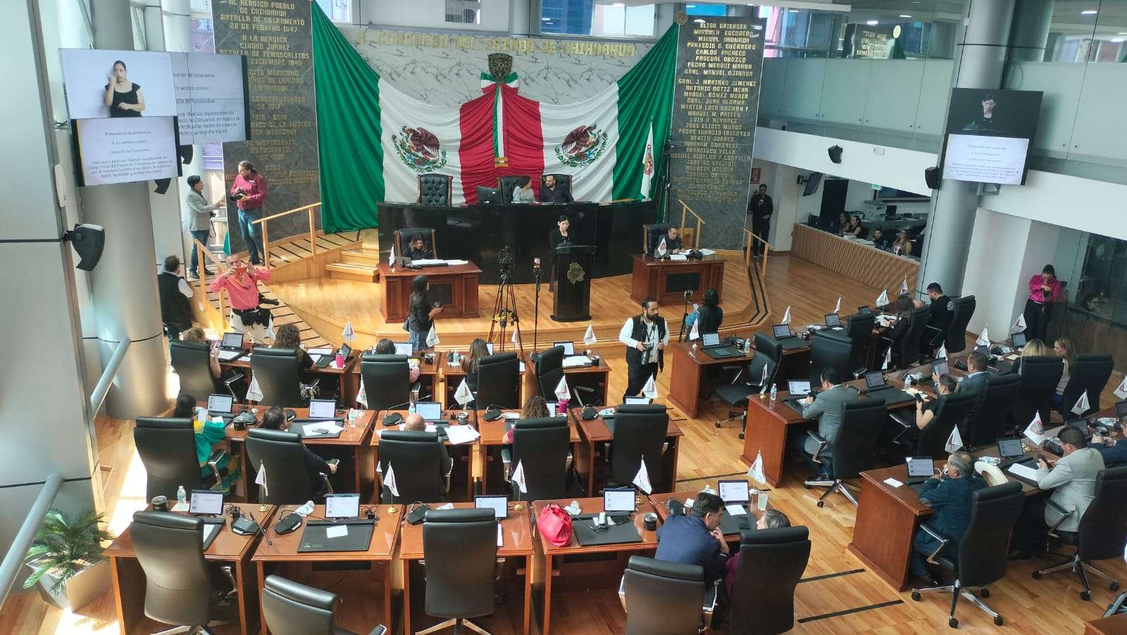 Aprueban reformas contra violencia digital y Día Estatal del Tianguis