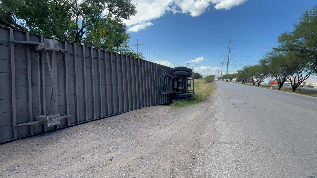 Vuelca tráiler en el Lombardo Toledano