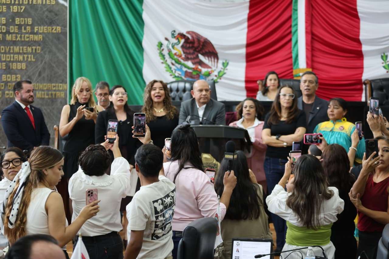 Toman diputados de Morena la tribuna, tras cierre de sesión