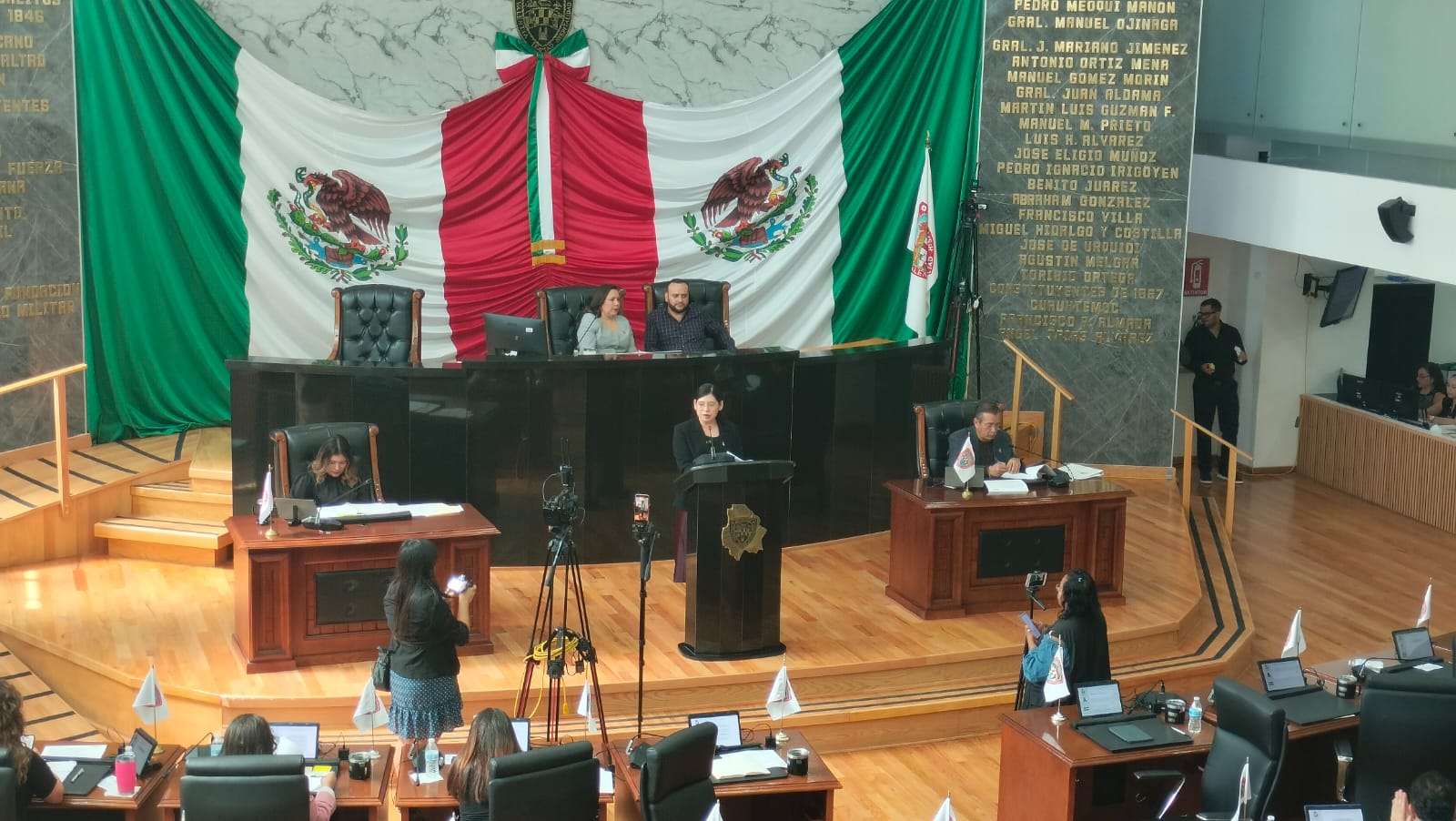 Aprueban reformas contra violencia digital y Día Estatal del Tianguis