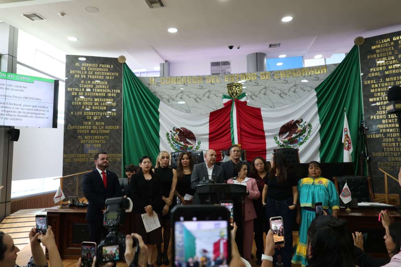 Toman diputados de Morena la tribuna, tras cierre de sesión