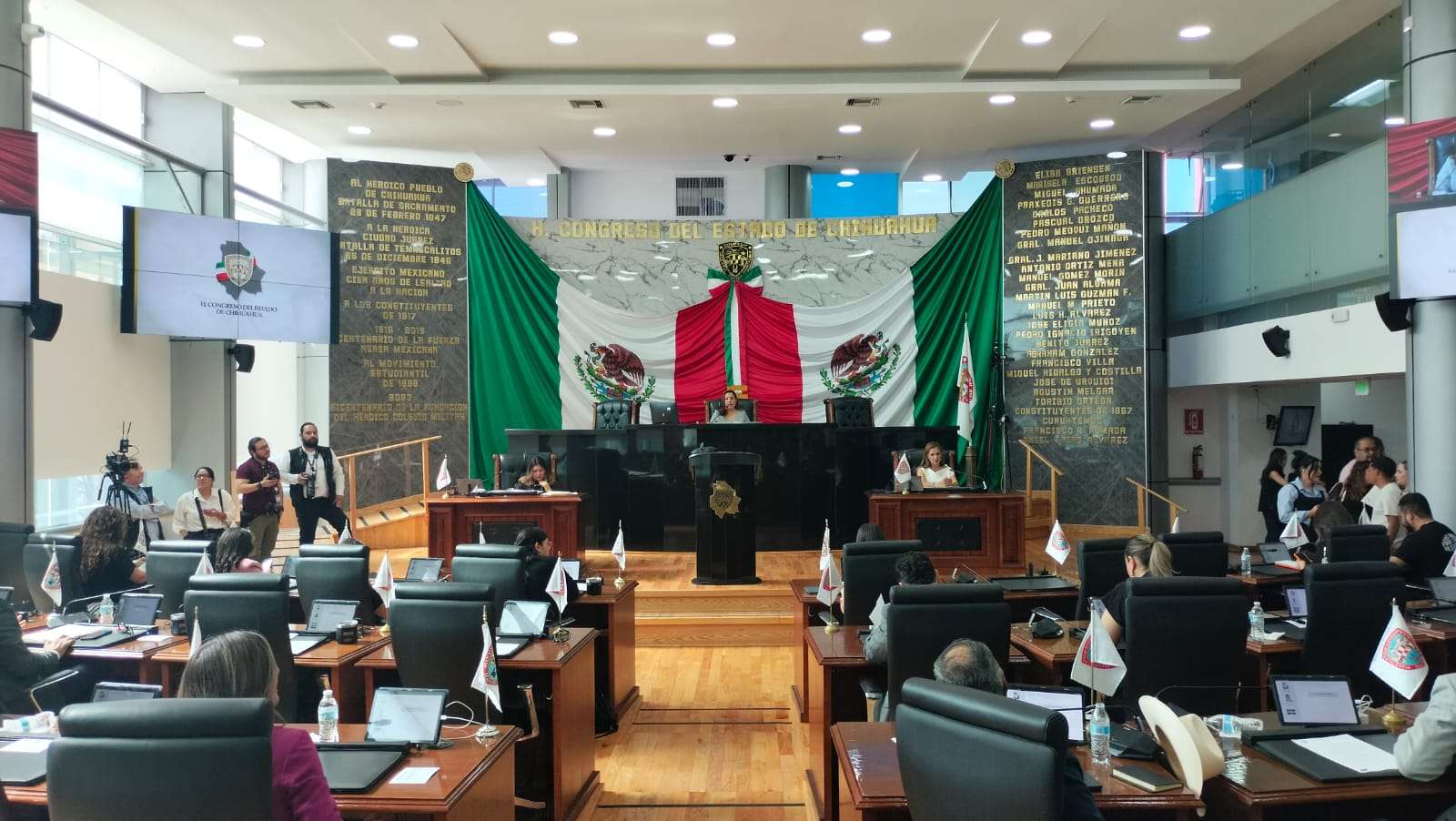 Aprueban reformas contra violencia digital y Día Estatal del Tianguis