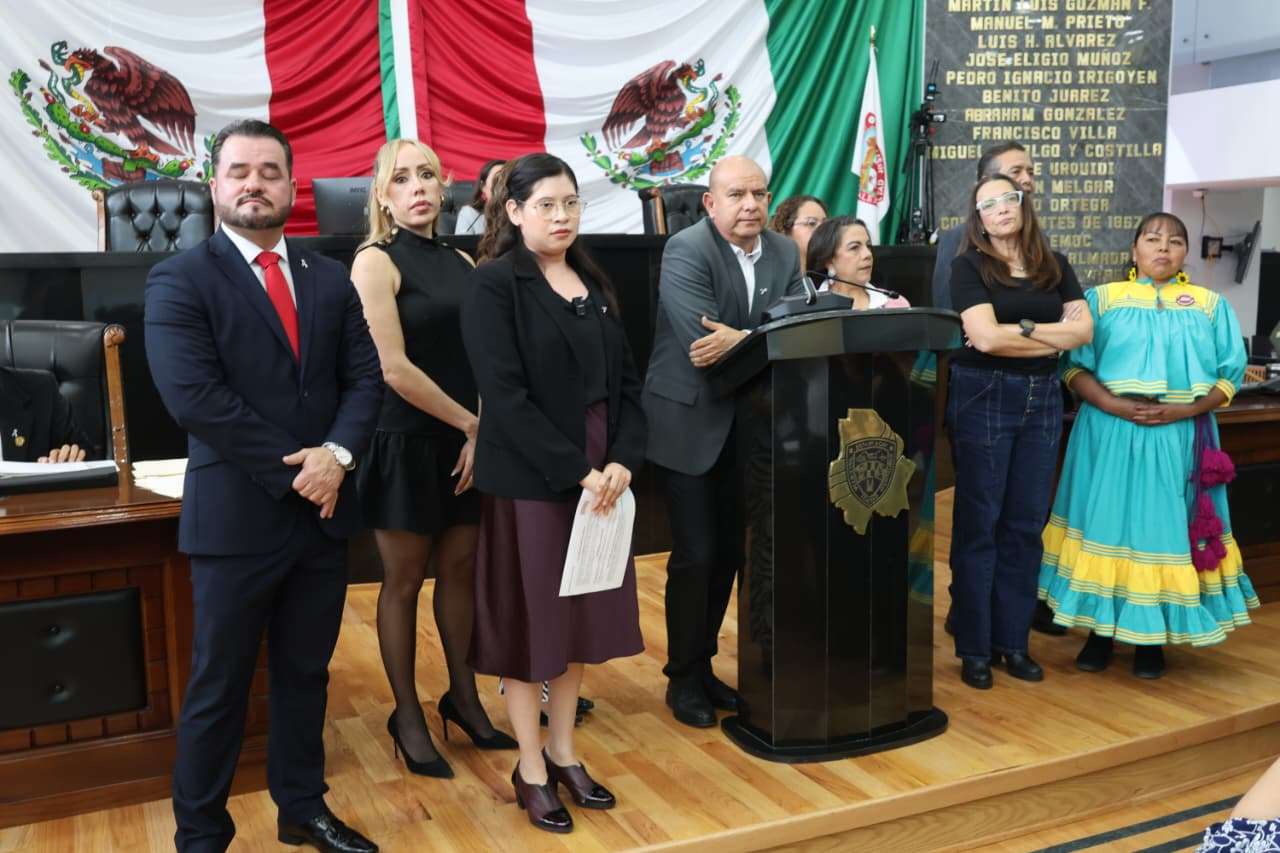 Toman diputados de Morena la tribuna, tras cierre de sesión