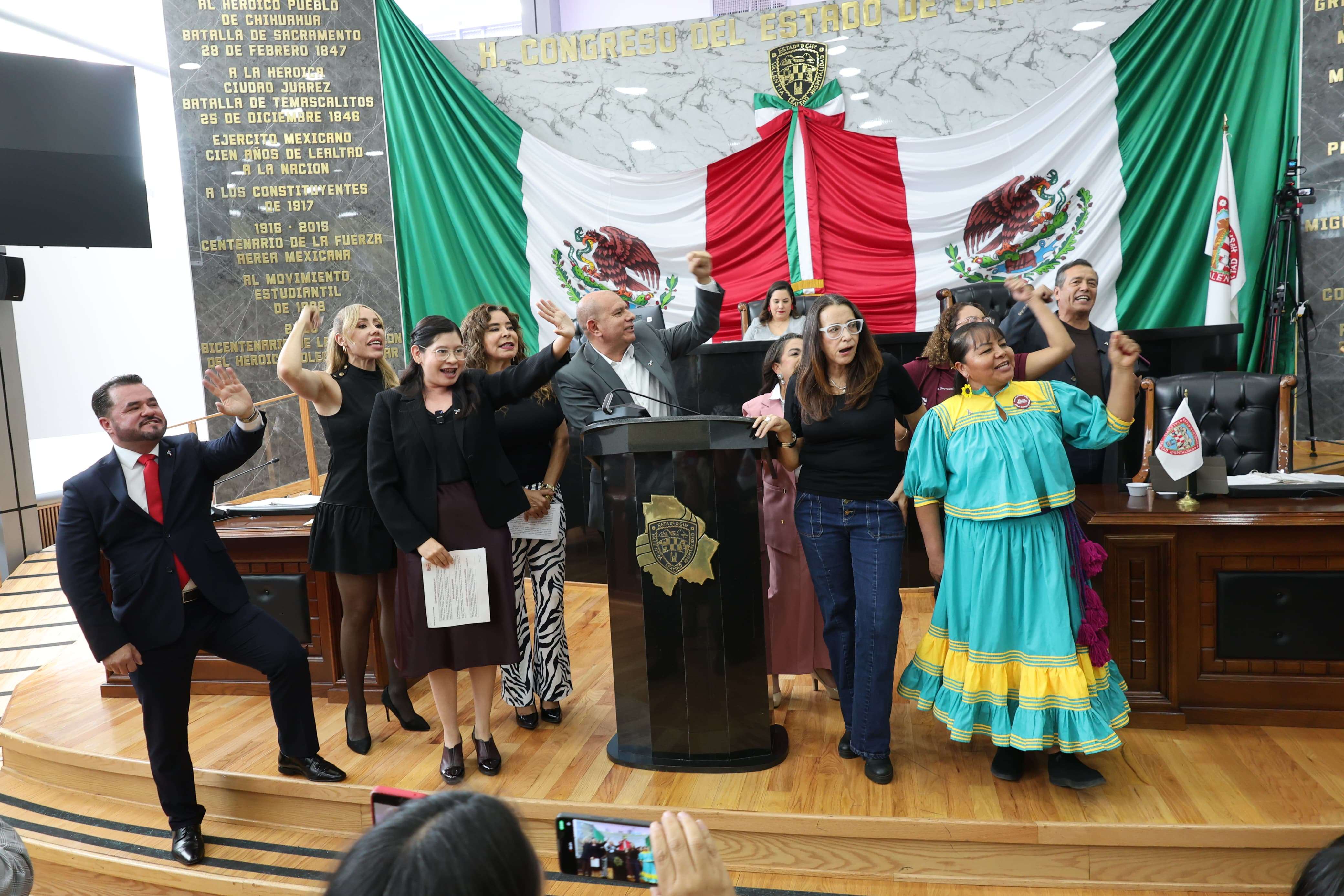 Toman diputados de Morena la tribuna, tras cierre de sesión