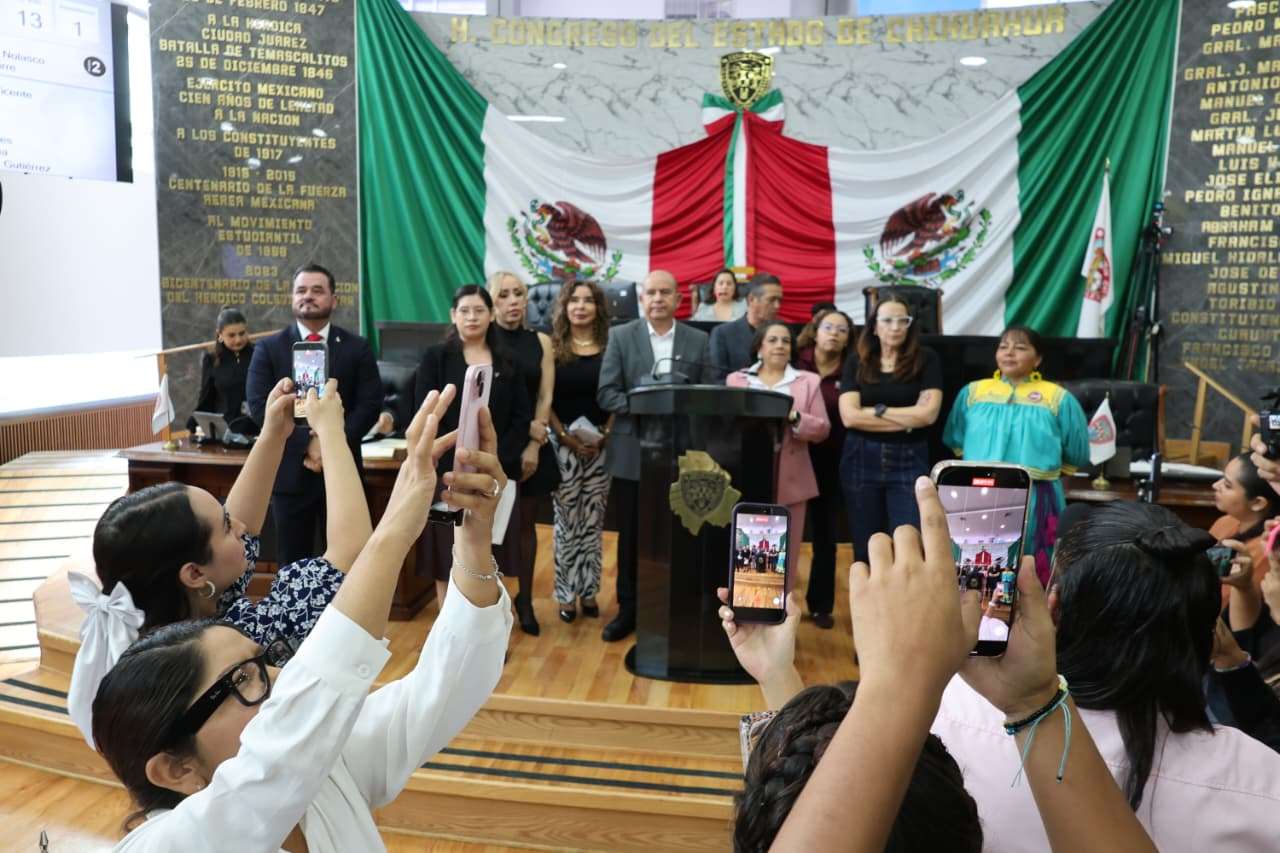 Toman diputados de Morena la tribuna, tras cierre de sesión