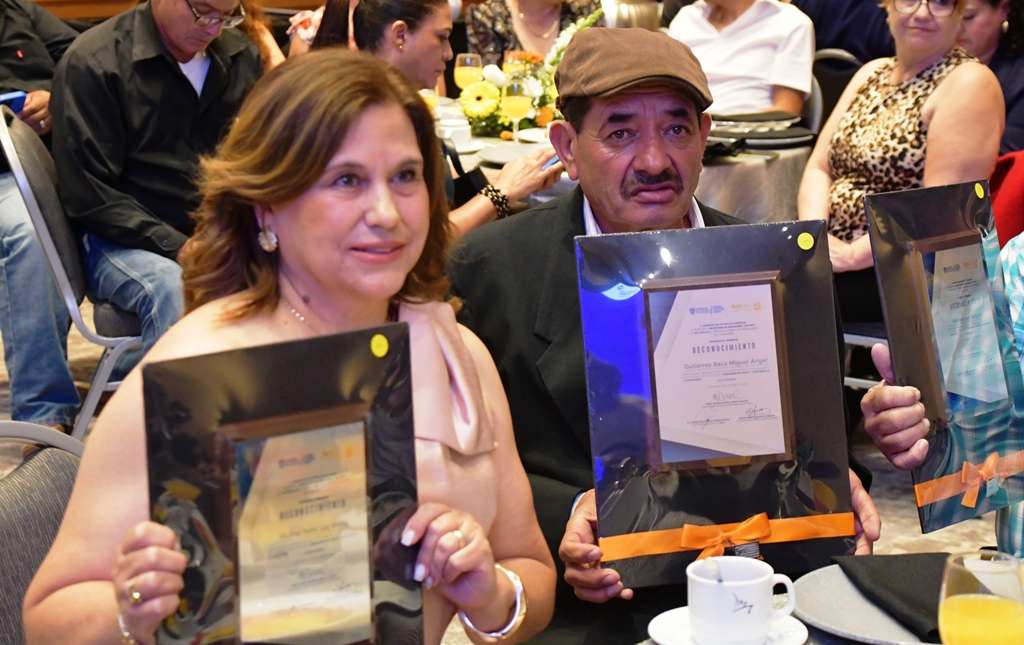Entrega SEyD estímulos a trabajadores del subsistema estatal