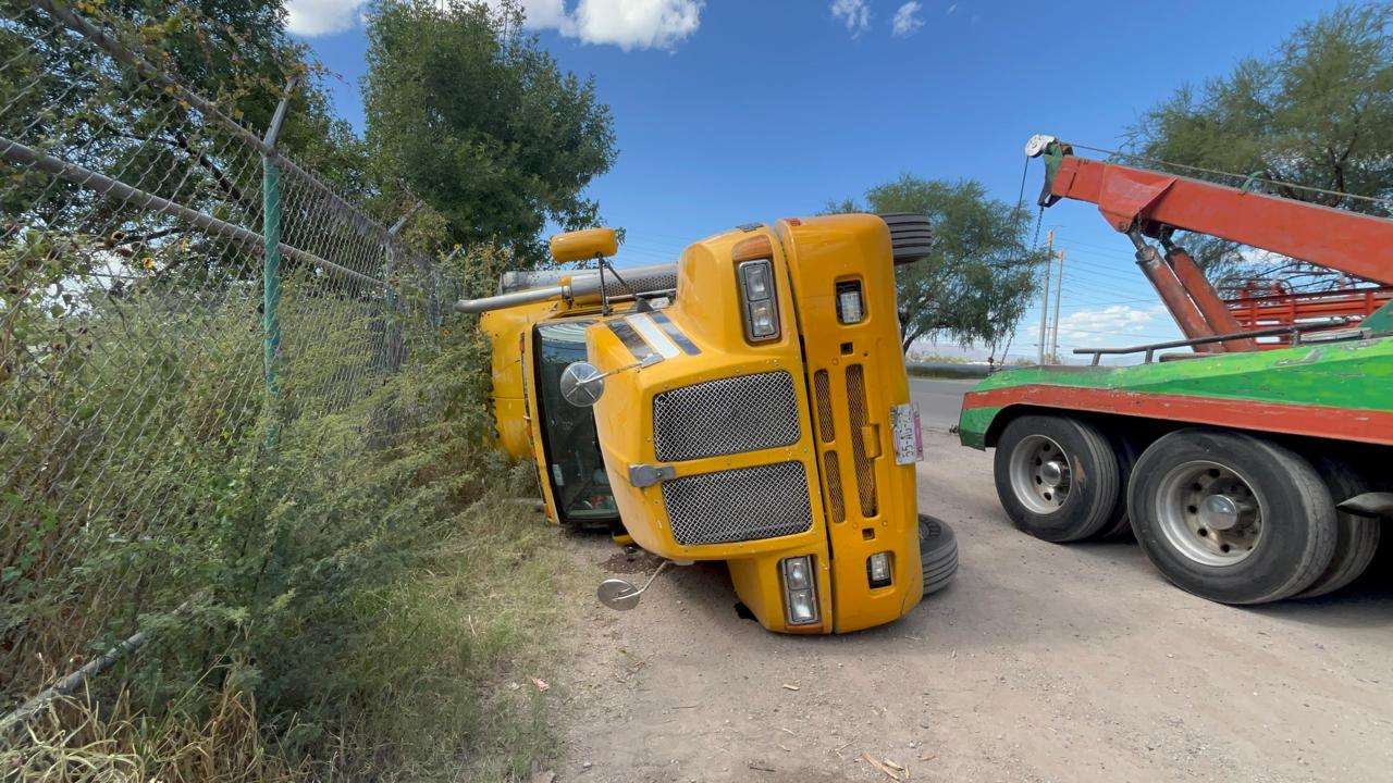 Vuelca tráiler en el Lombardo Toledano