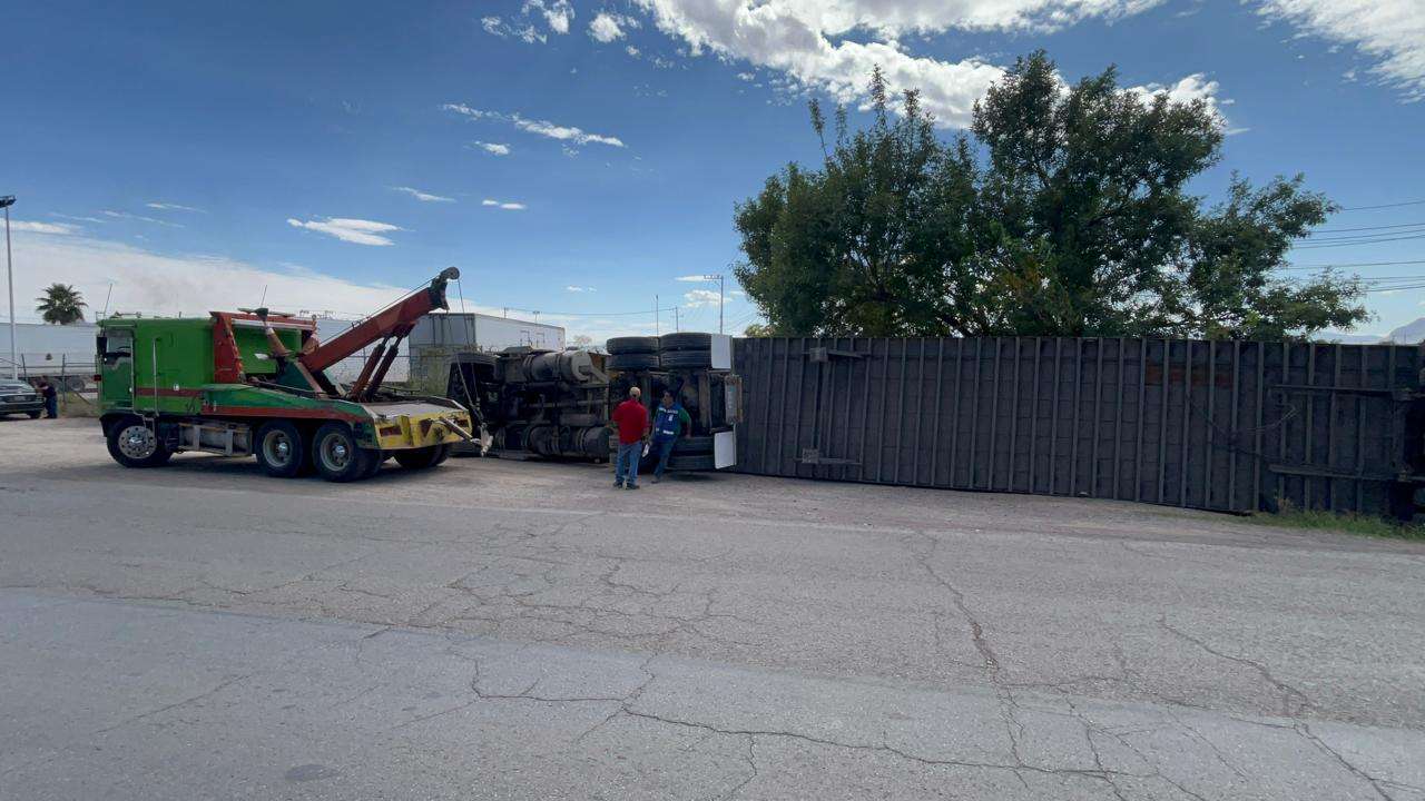Vuelca tráiler en el Lombardo Toledano