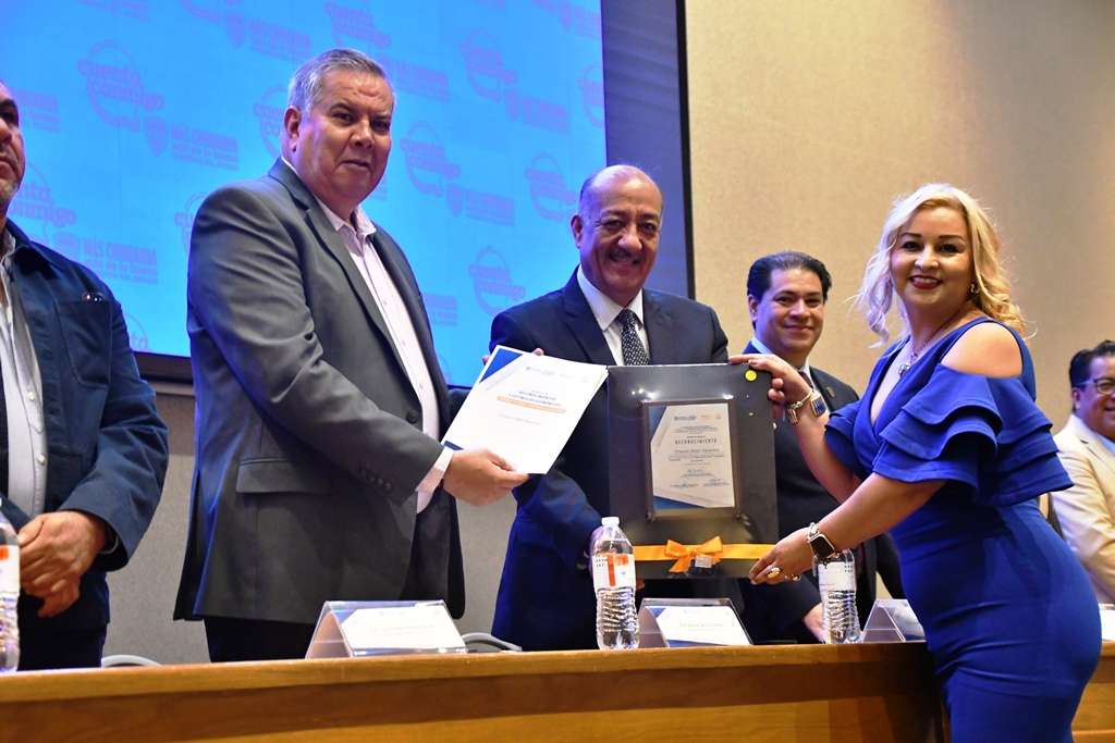 Entrega SEyD estímulos a trabajadores del subsistema estatal