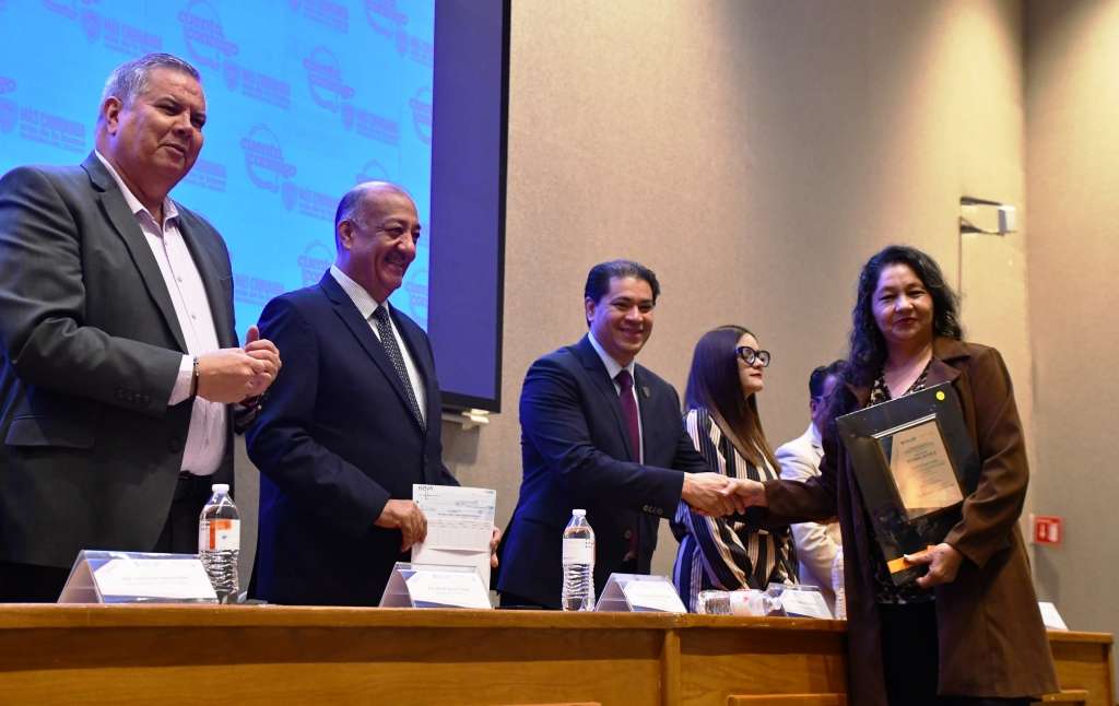Entrega SEyD estímulos a trabajadores del subsistema estatal