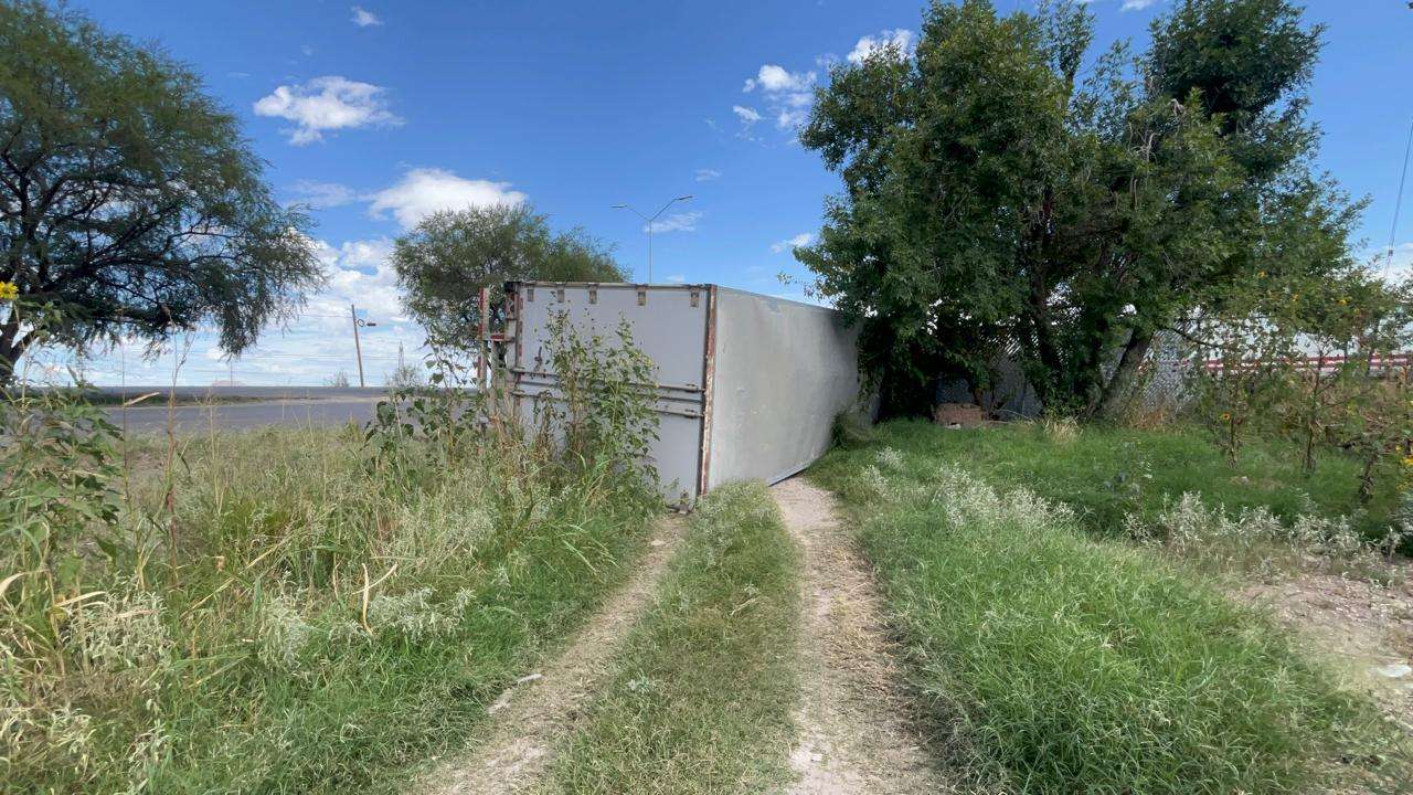 Vuelca tráiler en el Lombardo Toledano