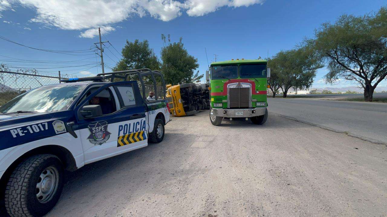 Vuelca tráiler en el Lombardo Toledano