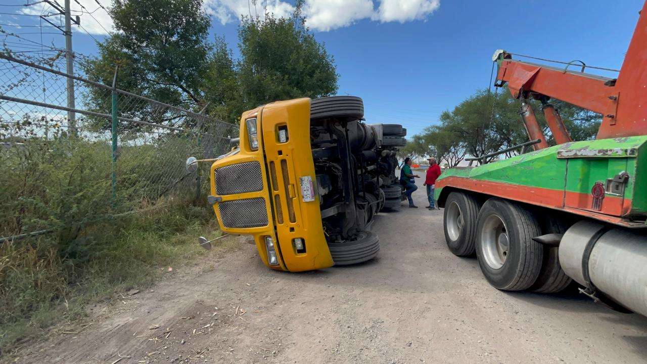 Vuelca tráiler en el Lombardo Toledano