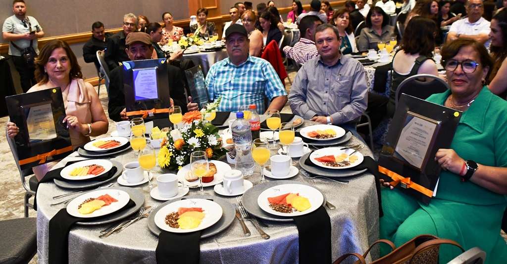 Entrega SEyD estímulos a trabajadores del subsistema estatal