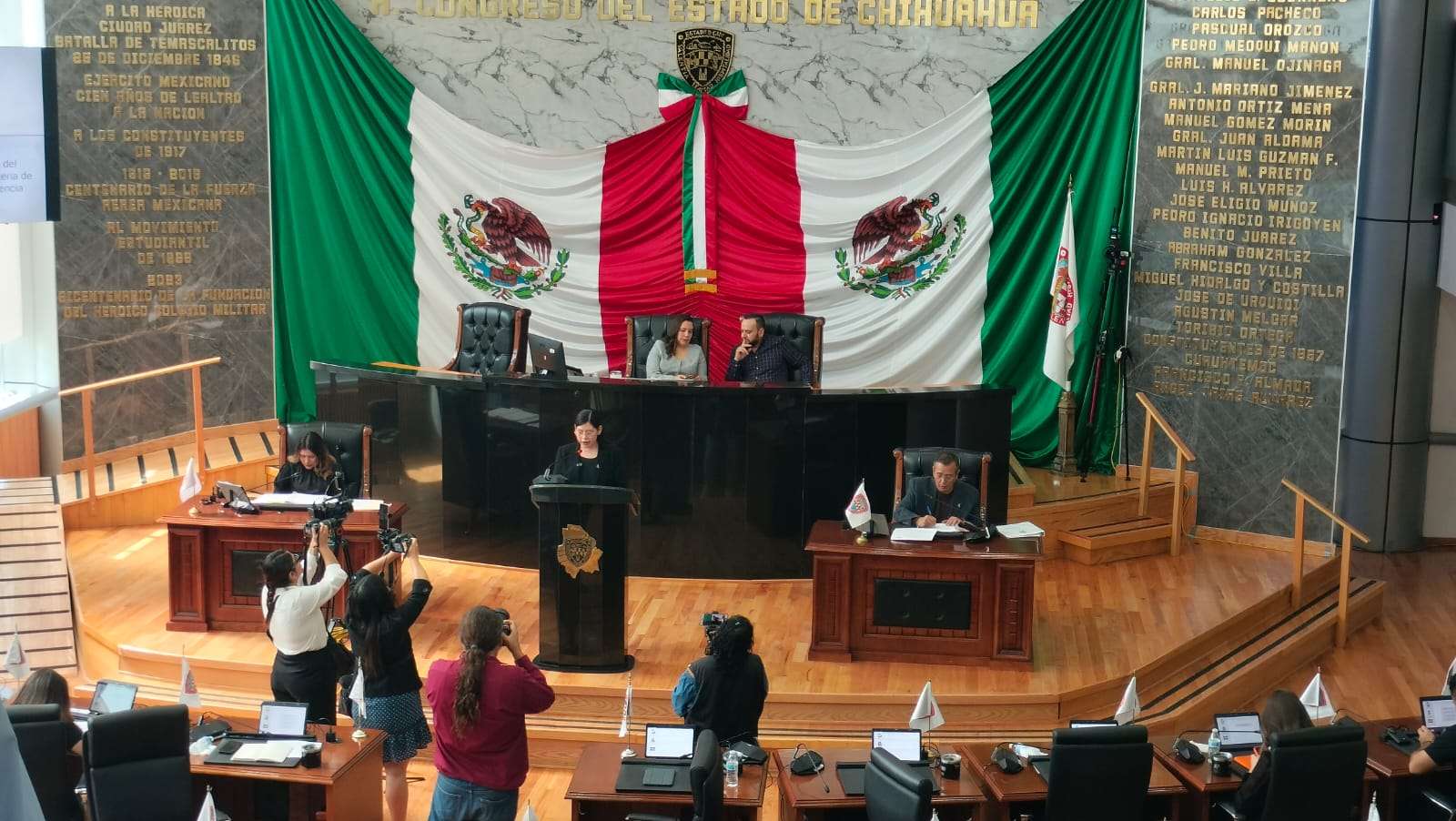 Aprueban reformas contra violencia digital y Día Estatal del Tianguis