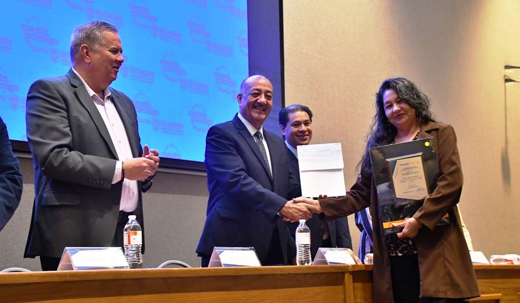 Entrega SEyD estímulos a trabajadores del subsistema estatal