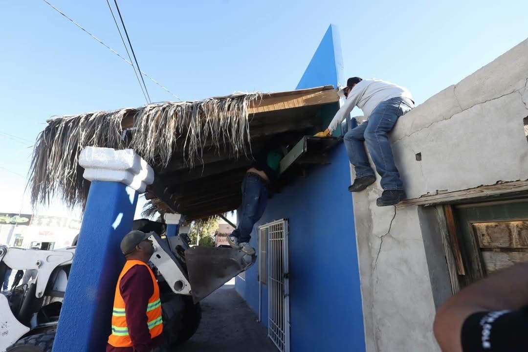 Retira Municipio tejaban que invadía banqueta en la colonia Del Carmen